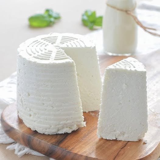 Ricotta fatta in casa: ricetta tradizionale con latte di pecora o vaccino